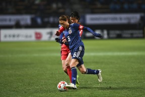 今年会体育网站-日本足球运动员奋勇勇进展现团队配合的简单介绍