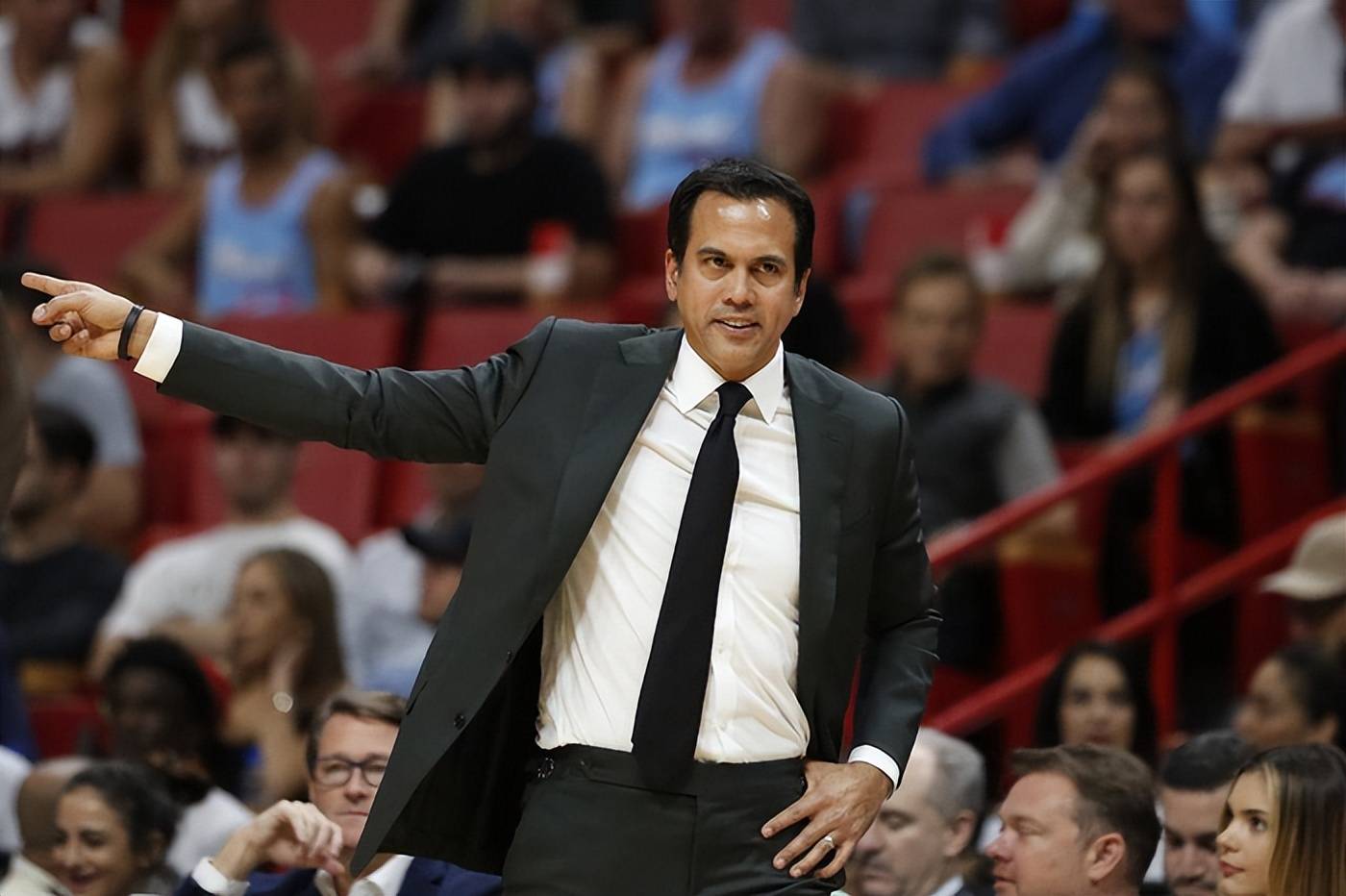 包含勇士主帅因身体原因离队，球队临时任命新教练的词条