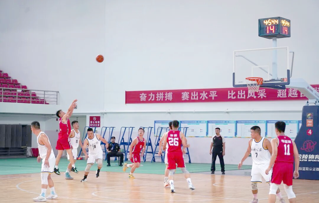 篮球比赛精彩纷呈,体育场内掀起热潮(篮球比赛现场) 篮球比赛精彩纷呈,体育场内掀起热潮(篮球比赛现场)